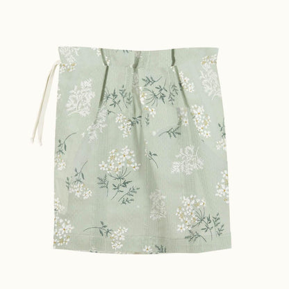 Saco para roupa de bebê verde claro com estampa floral delicada.