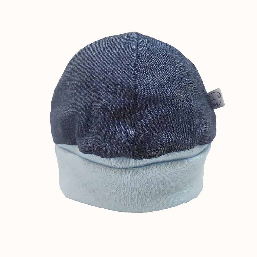 Touca de bebê azul jeans e algodão, confortável e suave para recém-nascidos.