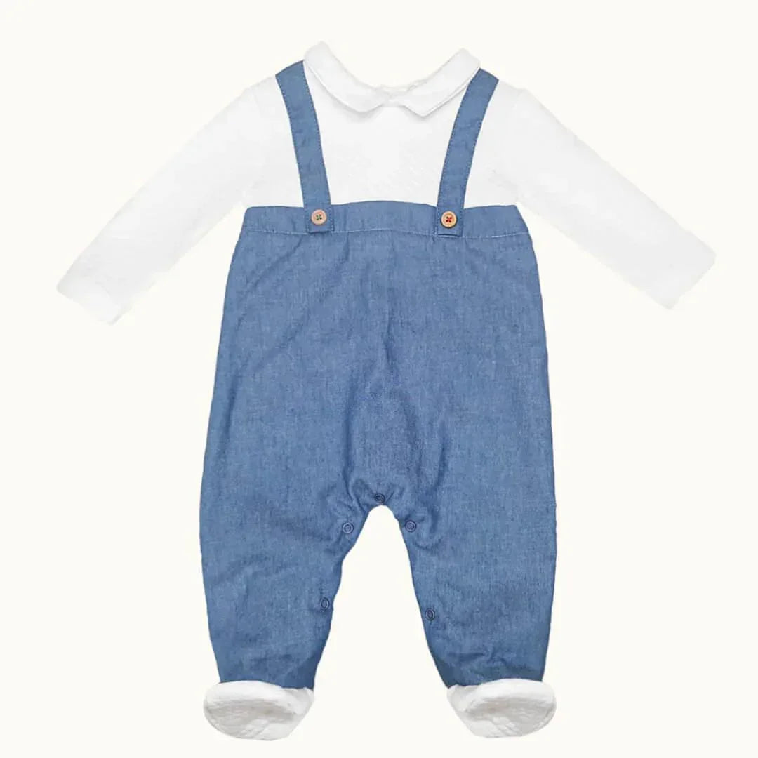 Macacão de bebê branco com manga longa e jardineira azul em algodão, ideal para recém-nascido