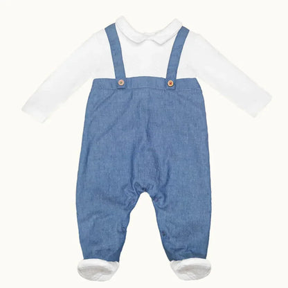 Macacão de bebê branco com manga longa e jardineira azul em algodão, ideal para recém-nascido