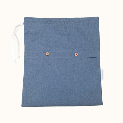 Saco de tecido denim azul claro para roupa de bebé, com botões de madeira e cordão branco