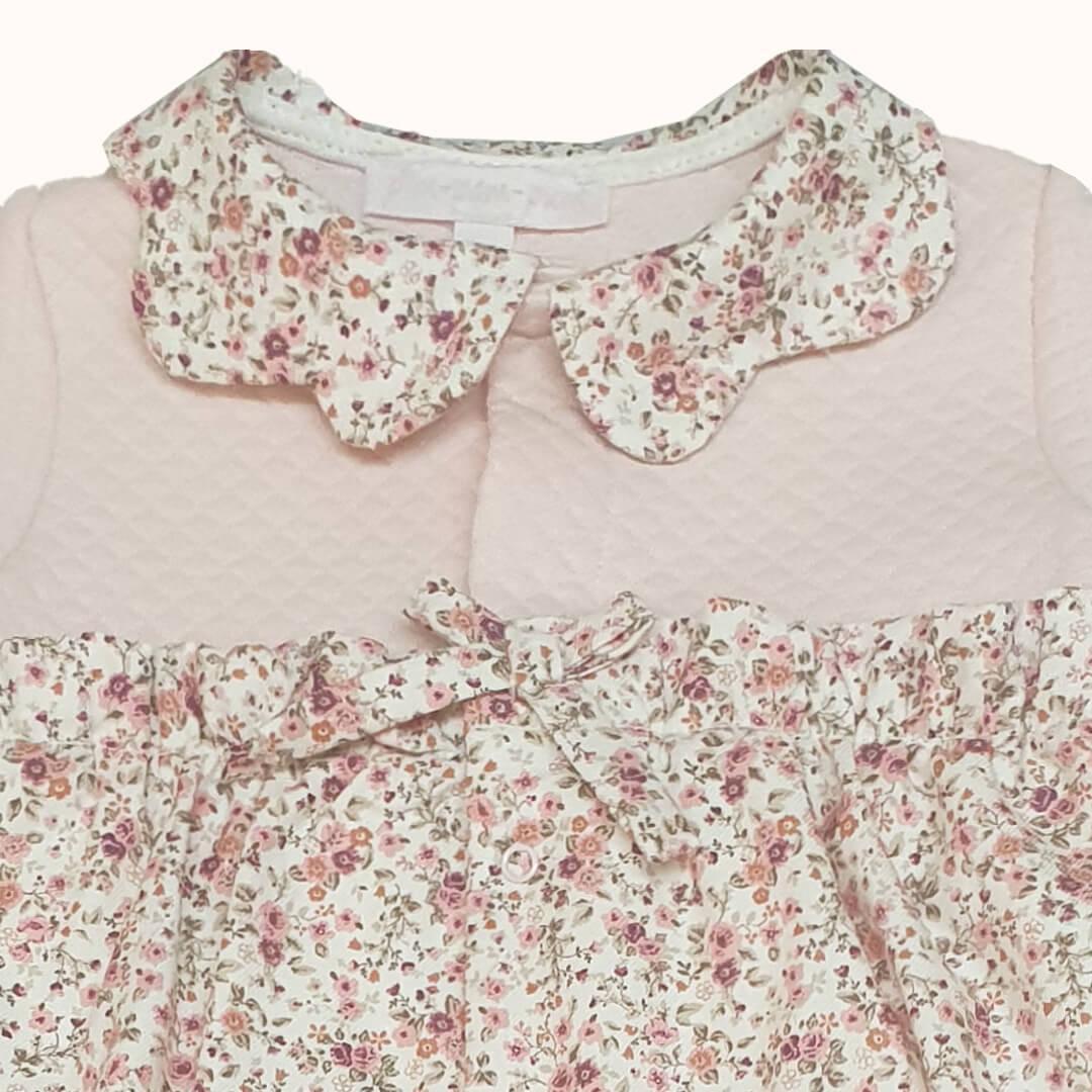 roupa de bebé rosa com gola e detalhes florais, enxoval confortável para recém-nascido