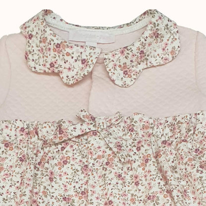 roupa de bebé rosa com gola e detalhes florais, enxoval confortável para recém-nascido