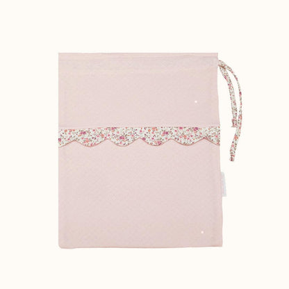 Saco de maternidade rosa claro com detalhe floral e fecho de cordão, ideal para bebê.