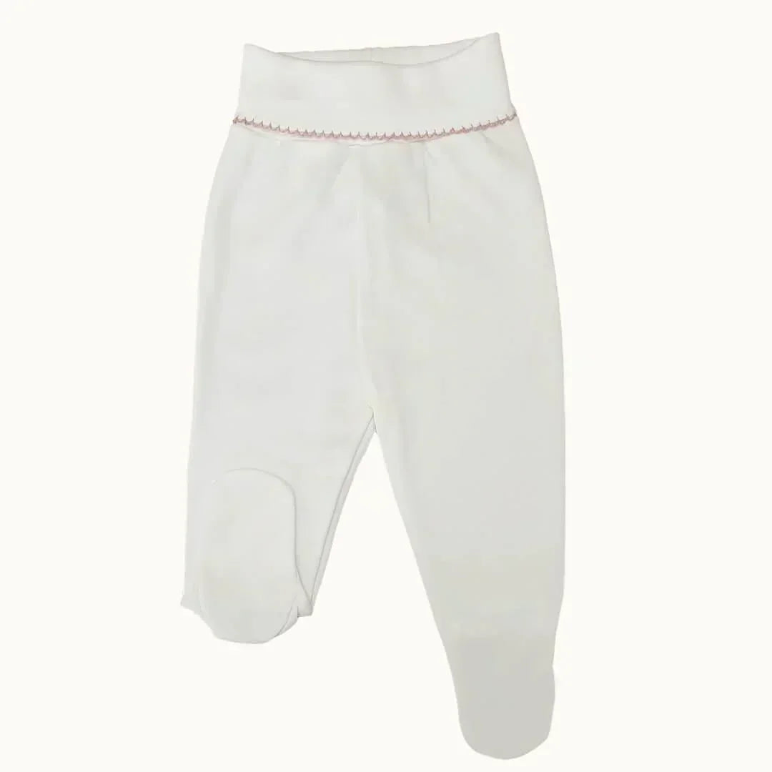Calça de bebé branca com pés fechados e detalhe em rosa na cintura, roupa confortável para recém-nascido.