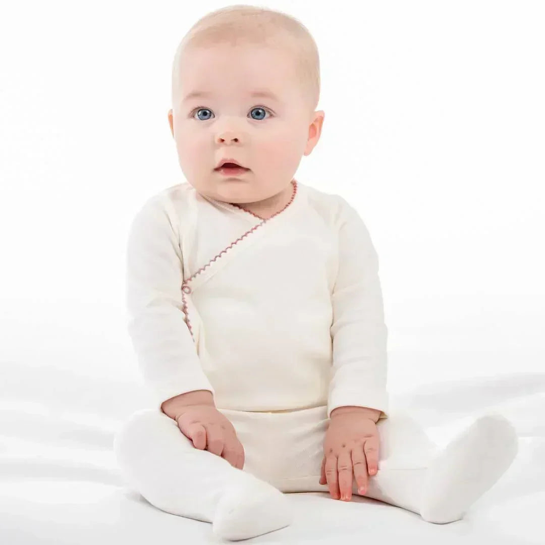 bebê sentado usando roupa branca de algodão, manga longa, ideal para recém-nascido