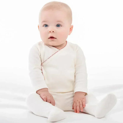 bebê sentado usando roupa branca de algodão, manga longa, ideal para recém-nascido