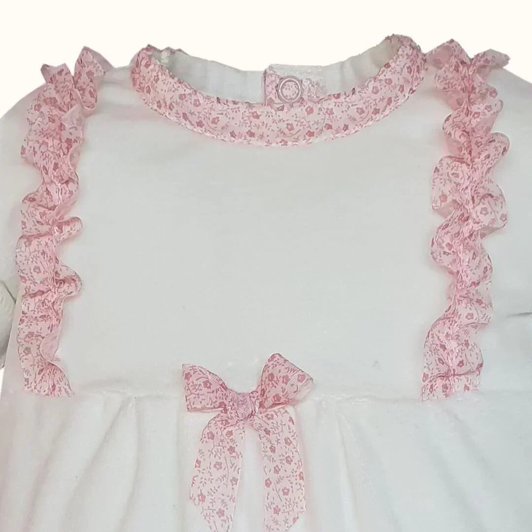 roupa de bebê branca com detalhes em babado e laço rosa, confortável e delicada