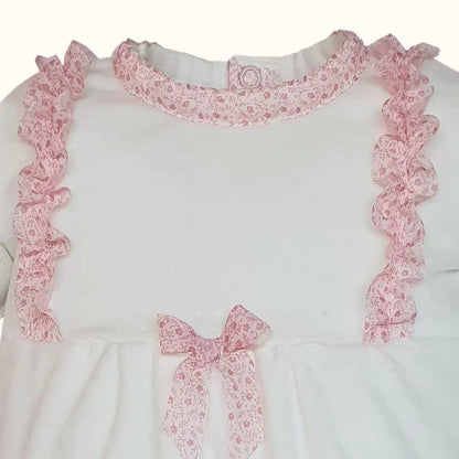 roupa de bebê branca com detalhes em babado e laço rosa, confortável e delicada