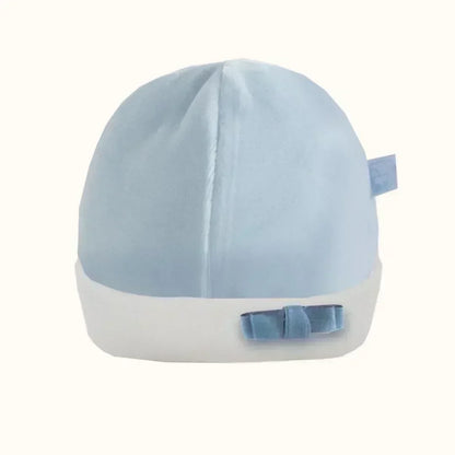 gorro de bebê azul claro com faixa branca e laço, roupa confortável para recém-nascido