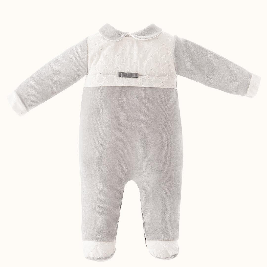 babygrow cinza e branco para recém-nascido, manga longa, gola peter pan e laço decorativo