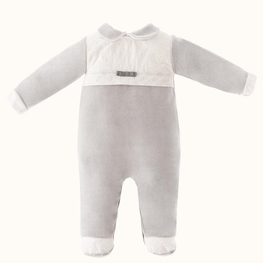 babygrow cinza e branco para recém-nascido, manga longa, gola peter pan e laço decorativo