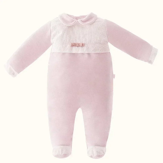 macacão de bebê rosa claro com gola peter pan, laço e detalhes rendados, manga longa