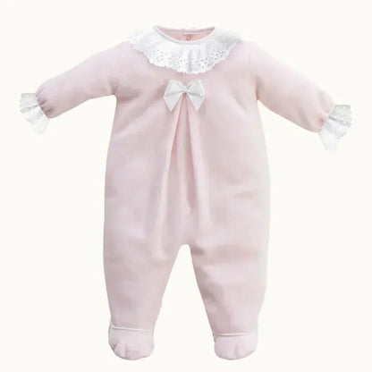 Babygrow rosa para recém-nascido com gola rendada e laço branco, confortável e delicado.