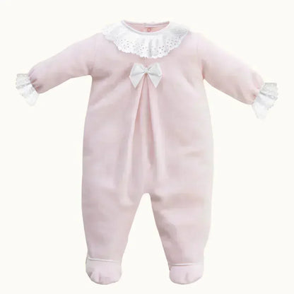macacão de bebê rosa com gola e punhos rendados brancos, laço decorativo no peito