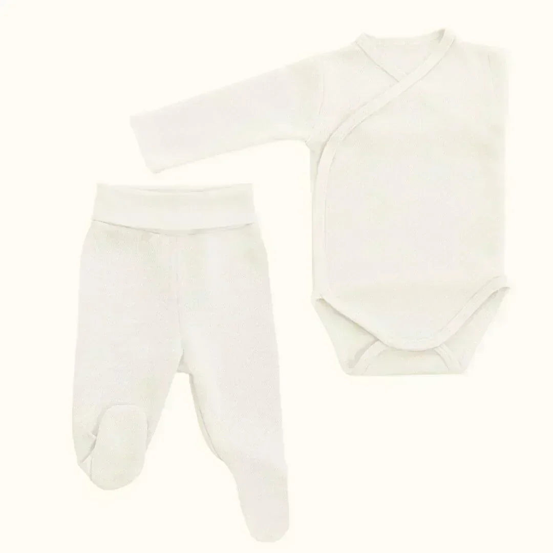 Conjunto de roupa de bebê bege com body de manga longa e calça com pé, tecido macio