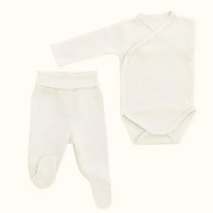 Conjunto de roupa de bebê bege com body de manga longa e calça com pé, tecido macio