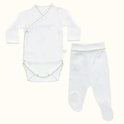 Conjunto de primeira roupa para bebé em algodão branco com detalhes verdes, body e calça.