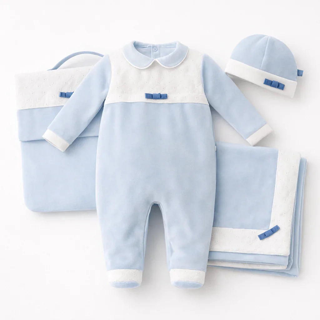 Conjunto primeira roupa para bebé com babygrow, manta, fralda, gorro e bolsa, detalhes laço azul.