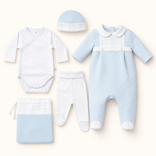 conjunto de primeira roupa para bebé composto por babygrow. gorro, body e calças e o saquinho para guardar tudo, ideal para a maternidade