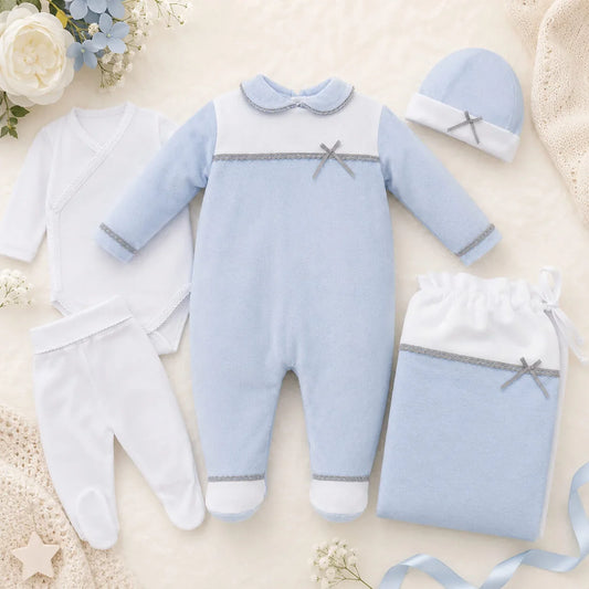 Conjunto de roupa de bebé em azul e branco, com macacão, calças, chapéu e saco, ideal para recém-nascidos.