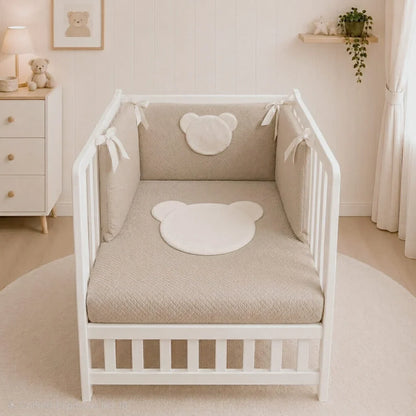 Enxoval bebé com protetor de berço e almofada em formato de urso, ideal para recém-nascidos