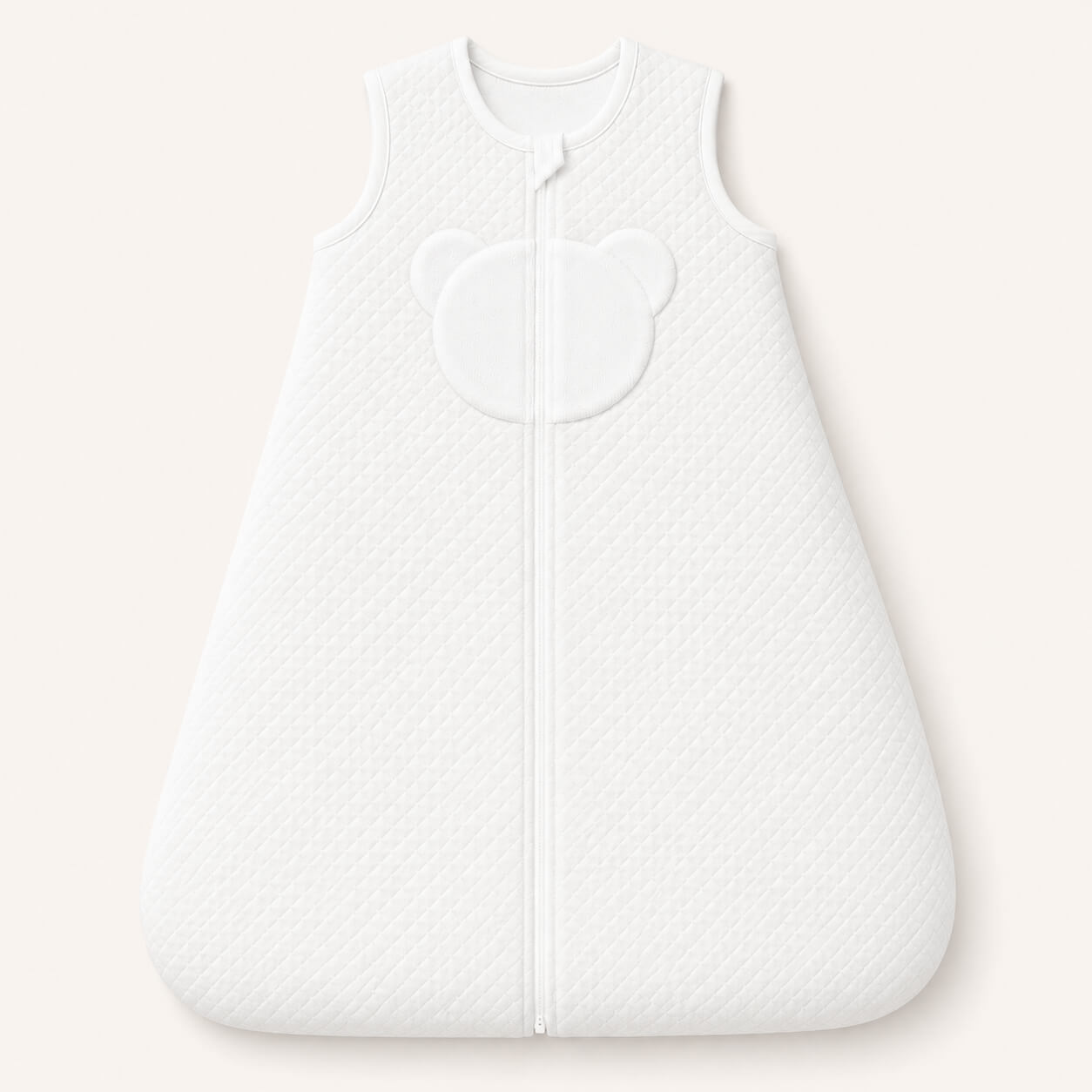 Saco de dormir branco para bebé com detalhe de urso, ideal para recém-nascidos e conforto suave