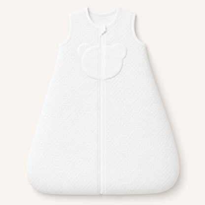 Saco de dormir branco para bebé com detalhe de urso, ideal para recém-nascidos e conforto suave