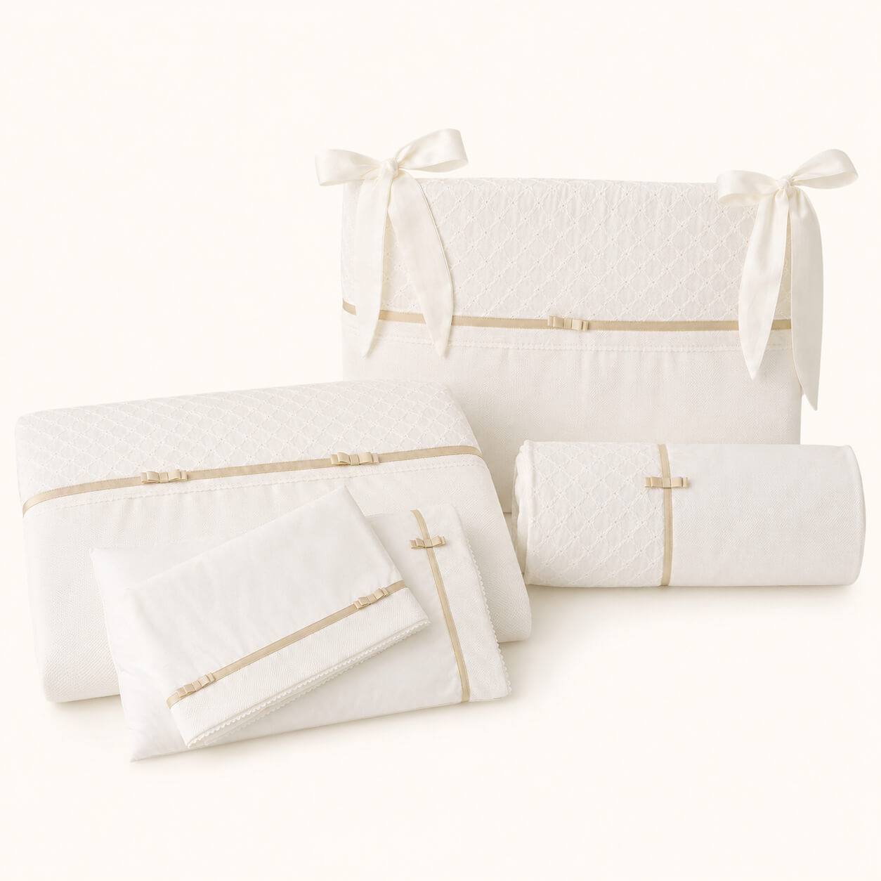 Enxoval de bebê branco com detalhes dourados e laços, ideal para recém-nascidos