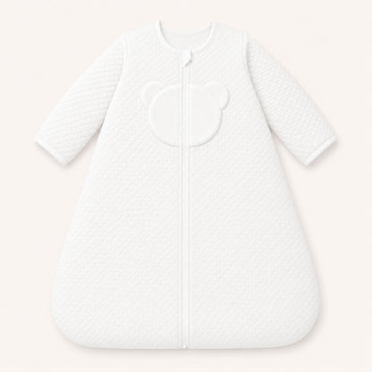 Saco de dormir branco para bebé com detalhe de urso, ideal para recém-nascidos