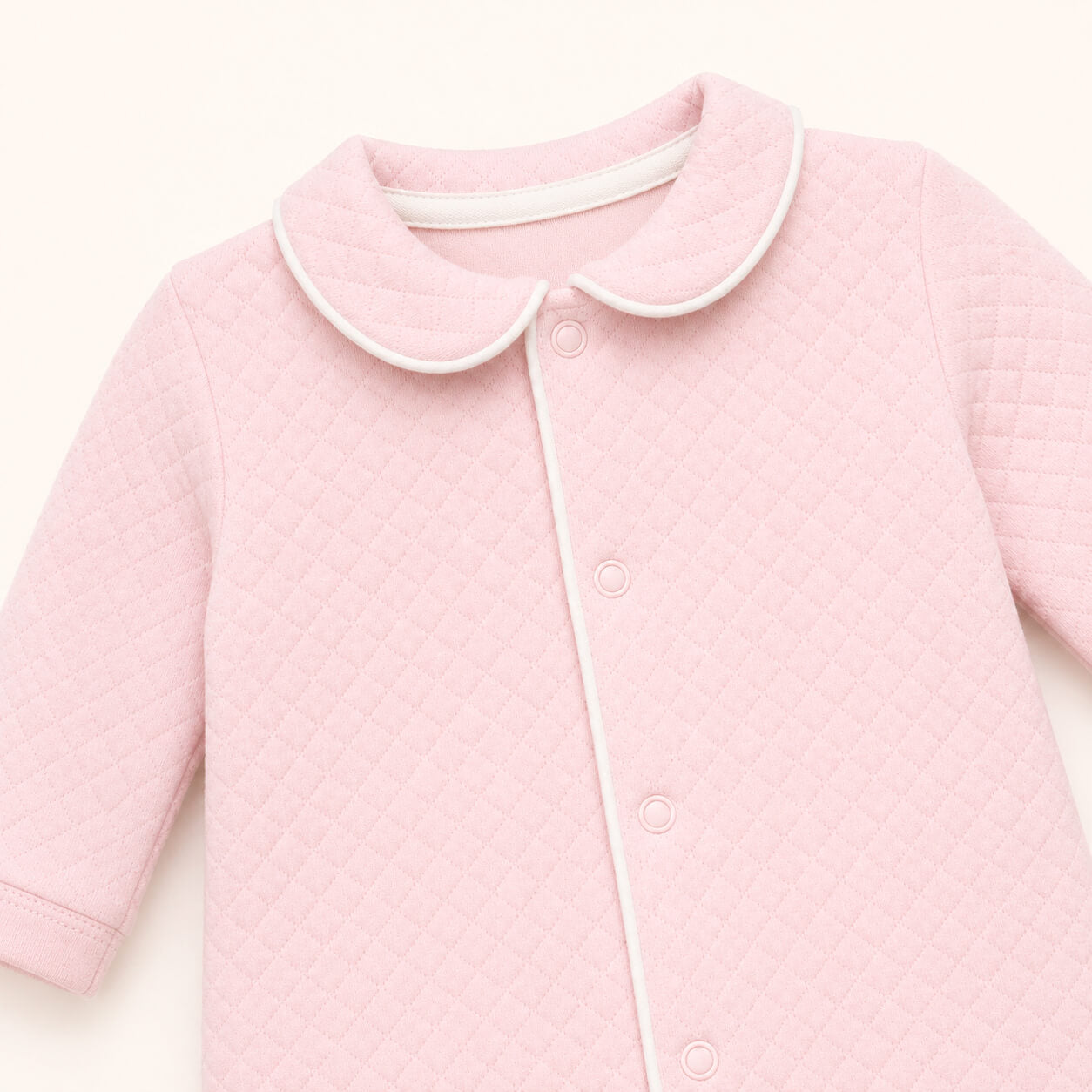 Pormenor Babygrow sem Pés para bebé em malha algodão diamante rosa, abertura à frente e nas duas pernas, prático para vestir 