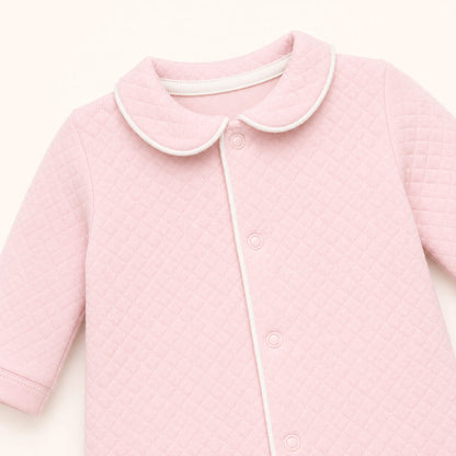 Pormenor Babygrow sem Pés para bebé em malha algodão diamante rosa, abertura à frente e nas duas pernas, prático para vestir 