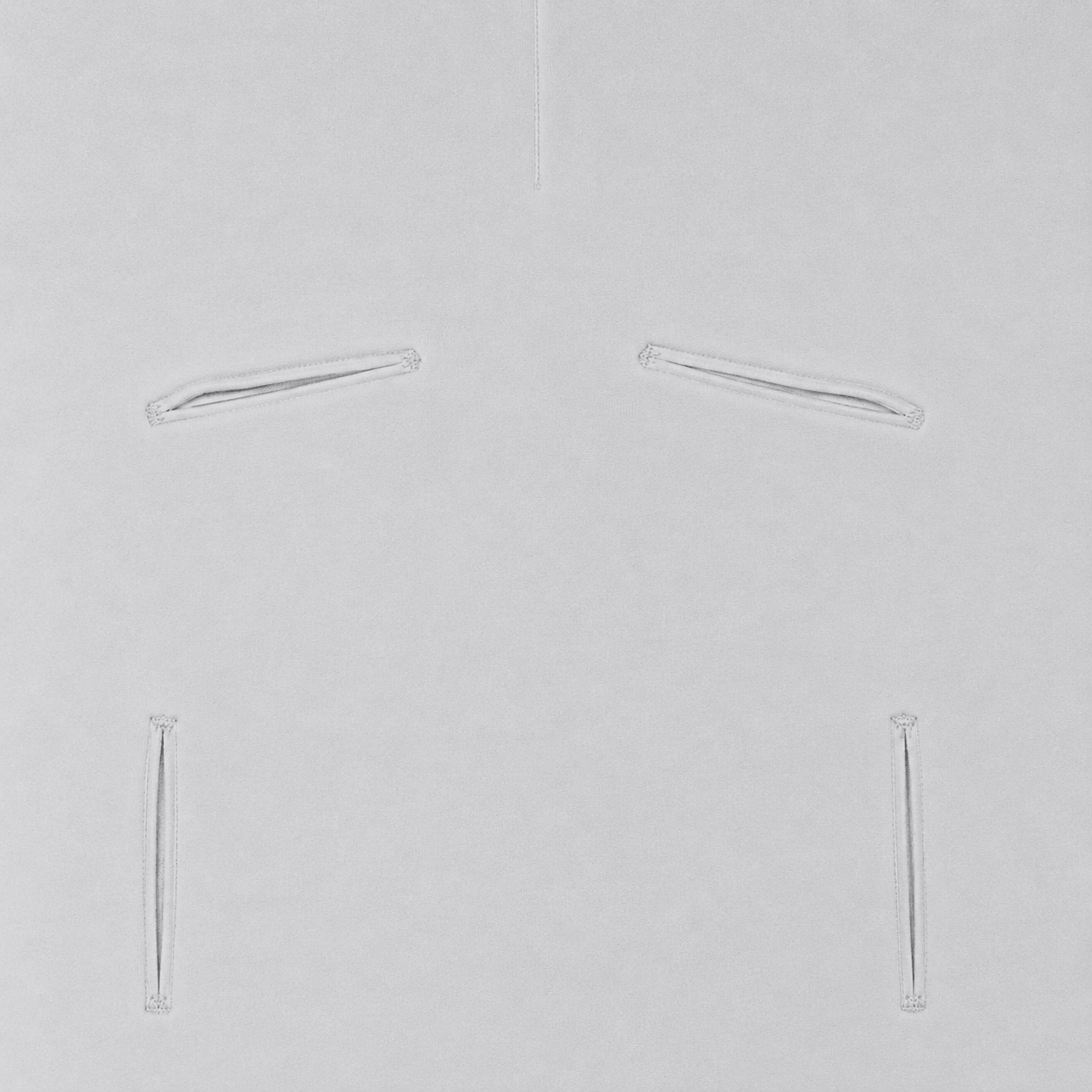 Roupa de bebé branca com detalhes sutis, ideal para recém-nascidos, confortável e de qualidade.