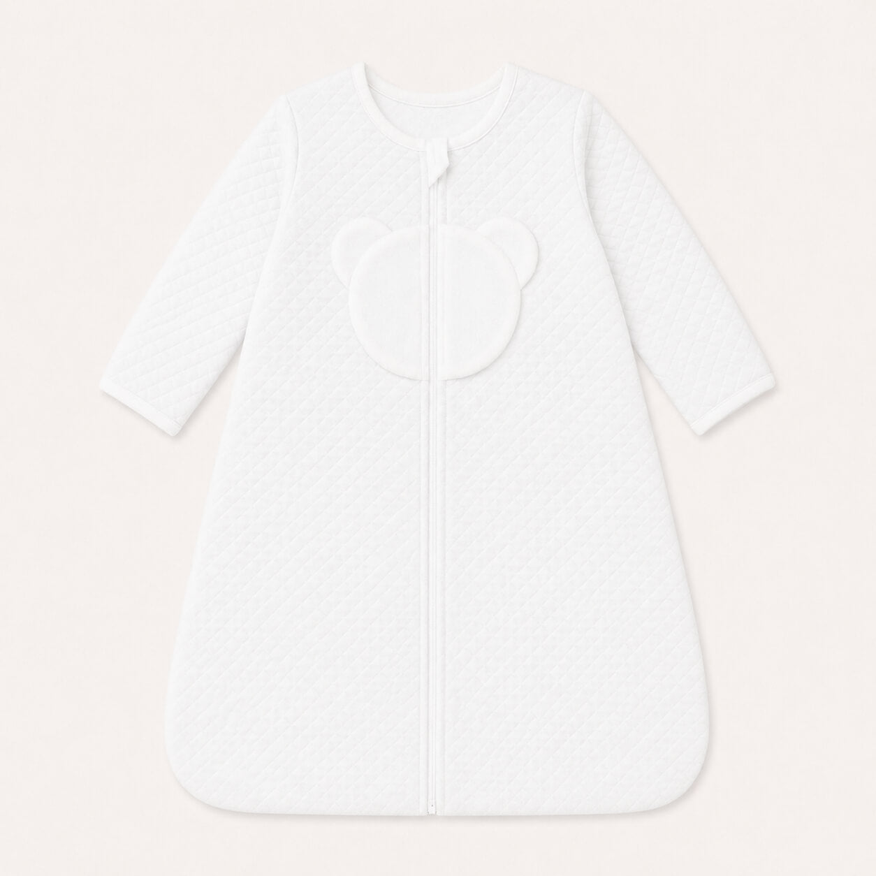 Macacão branco acolchoado para bebê com detalhe de urso, ideal para recém-nascidos