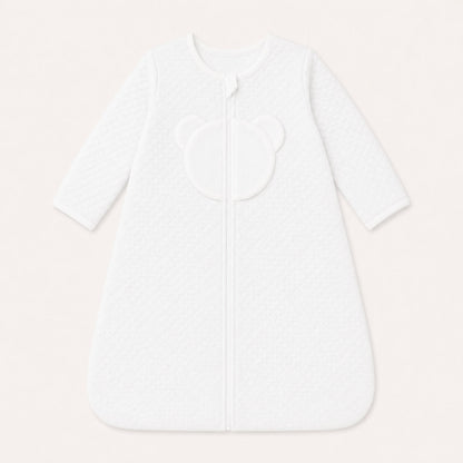 Macacão branco acolchoado para bebê com detalhe de urso, ideal para recém-nascidos