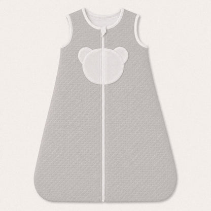 Saco de dormir para bebé cinza com detalhe de urso branco, ideal para recém-nascidos