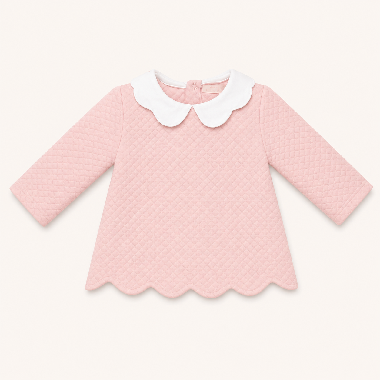 Vestido rosa para bebé com gola branca e detalhe em losango, ideal para recém-nascidos