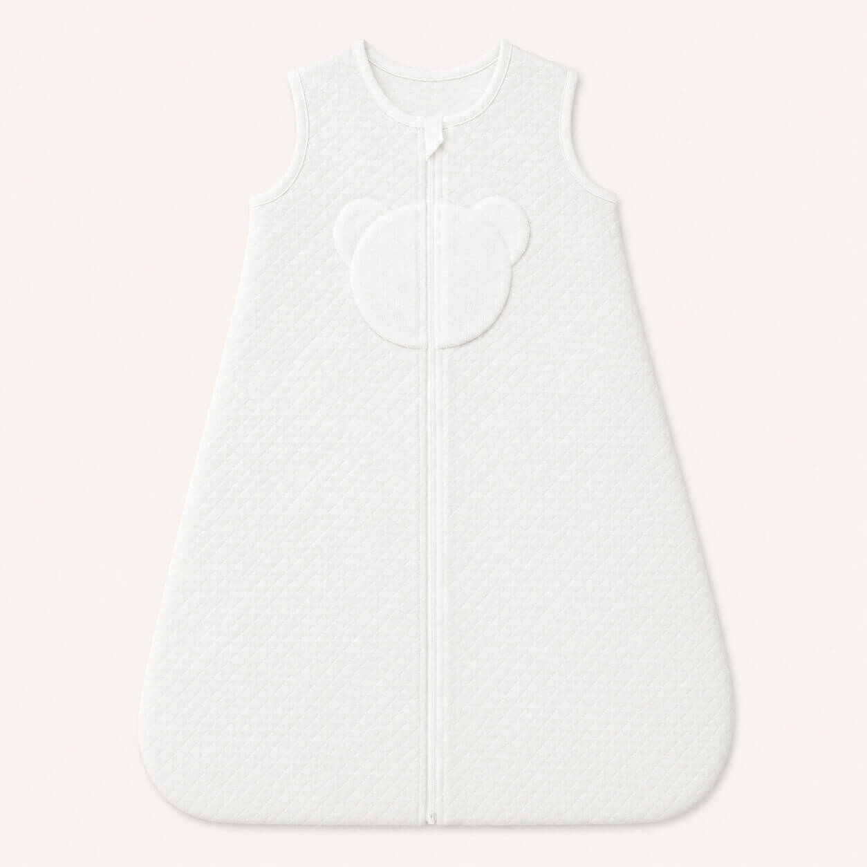 Saco de dormir branco para bebé com detalhe de urso, ideal para recém-nascidos e conforto suave