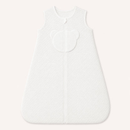 Saco de dormir branco para bebé com detalhe de urso, ideal para recém-nascidos e conforto suave