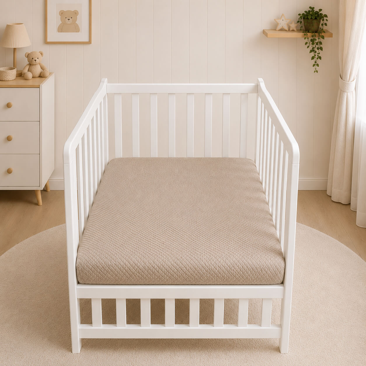 Berço branco com colchão bege acolchoado, ideal para recém-nascidos, em ambiente suave e aconchegante