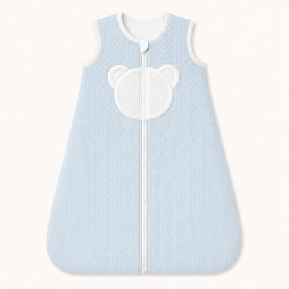 Saco de dormir azul claro para bebé com detalhe de urso branco, ideal para recém-nascidos