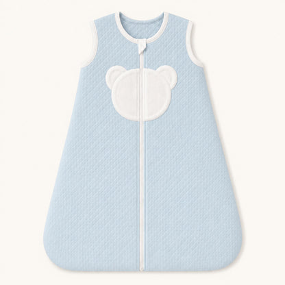 Saco de dormir azul claro para bebé com detalhe de urso branco, ideal para recém-nascidos