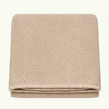 Manta de bebê acolchoada em tom neutro, ideal para enxoval com conforto e suavidade