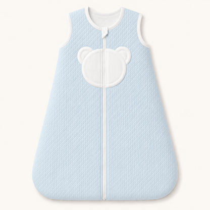 Saco de dormir azul claro para bebé com detalhe de urso branco, ideal para recém-nascidos