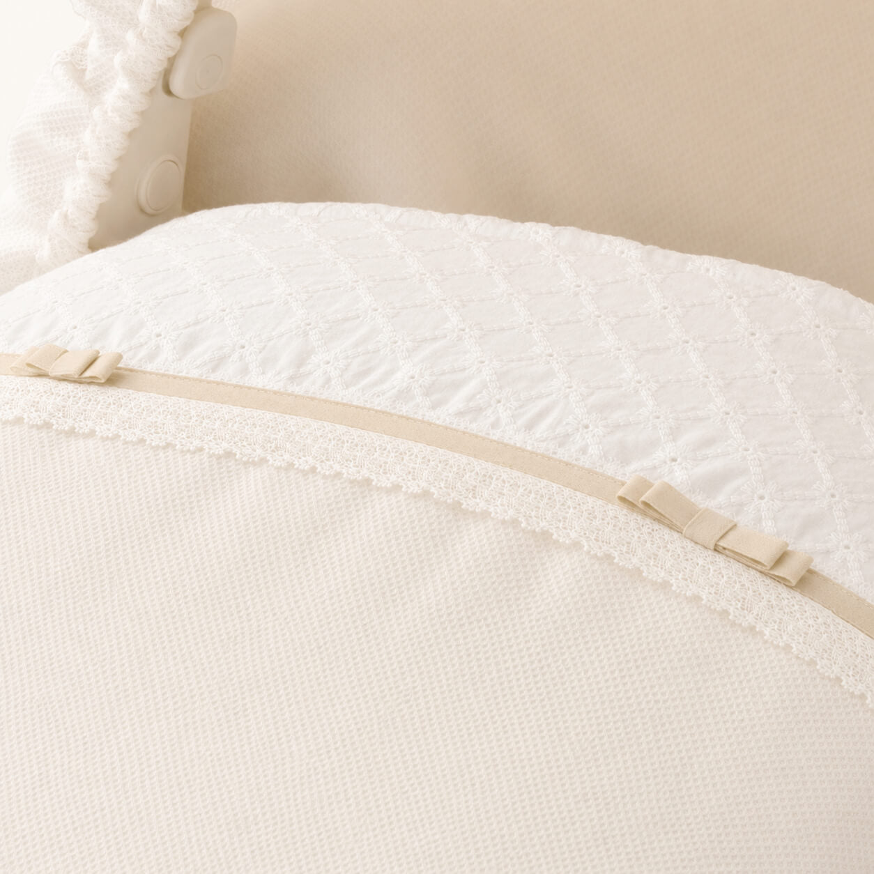 Enxoval de bebê com detalhes em renda e laços, tecido macio e confortável para recém-nascidos