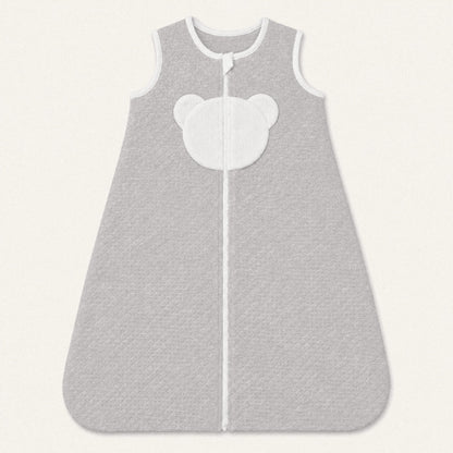 Saco de dormir para bebé cinza com detalhe de urso branco, ideal para recém-nascidos