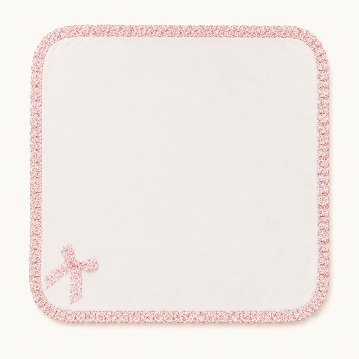 Toalha de bebê branca com borda rosa floral e laço delicado, ideal para recém-nascidos