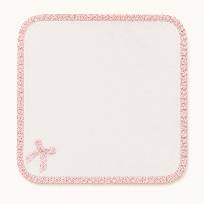 Toalha de bebê branca com borda rosa floral e laço delicado, ideal para recém-nascidos