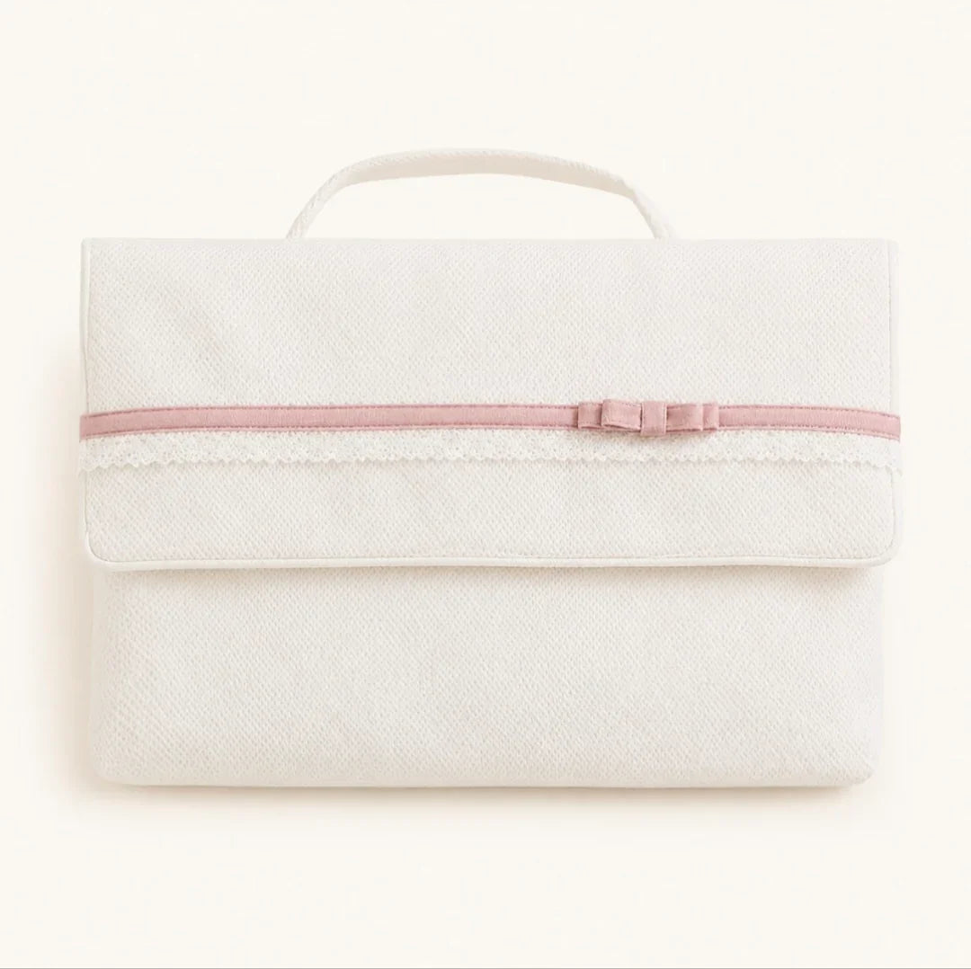 Necessaire de bebé em tecido branco com detalhe de laço e fita rosa, ideal para enxoval.