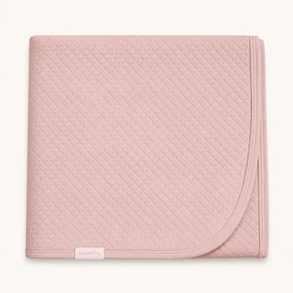 Manta bebé rosa com costura em losango, macia e confortável para recém-nascidos, ideal para enxoval.